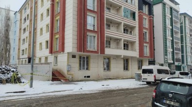 Kars'ta Yangın Çıkan Bina Geçici Olarak Kapatıldı