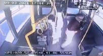 Otobüste İçinde 700 Dolar Olan Cüzdan Buldu, Günlerce Sahibini Aradı Haberi