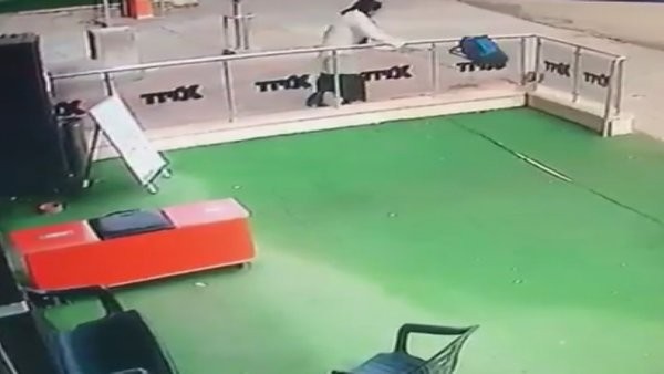 Vicdansız kadın! Hamile kediye vurdu! Çanta fırlattı