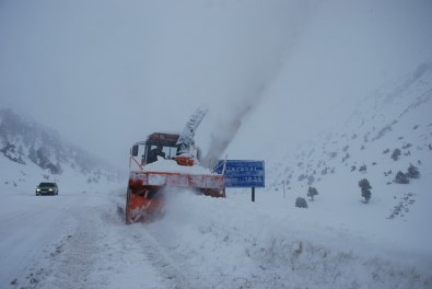 Antalya-Konya Karayolunda Kar Kalınlığı 60-70 Santime Ulaştı