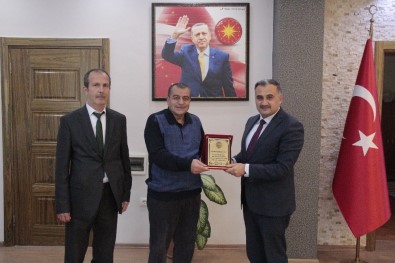 Başkan Mehmet Cabbar'dan Emekli Olan Zabıta Personeline Teşekkür Plaketi