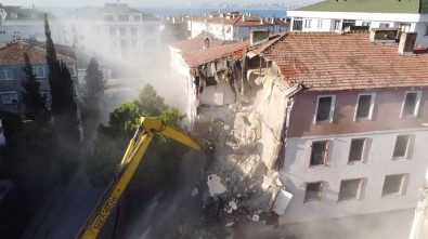 Büyükçekmece'de Deprem Riski Taşıyan 8 Bina Yıkıldı