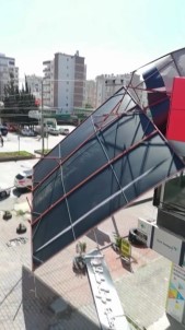 Fırtına Dev Tabelayı Devirdi, Şans Eseri Yaralanan Olmadı