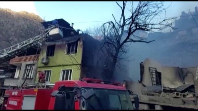 GÜNCELLEME - Artvin'de Bir Köyde Çok Sayıda Eve Sıçrayan Yangına Müdahale Ediliyor