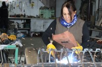 (Özel) Profil Kesiyor, Kaynak İşliyor, Taşlama Yapıyor