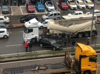 Tır İle Otomobil Çarpıştı