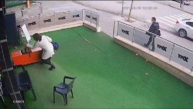 Vicdansız kadın! Hamile kediye vurdu! Çanta fırlattı