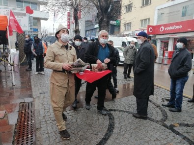 Aksaray'da Belediyeden Halka Üzüm Hoşafı Ve Ekmek İkramı