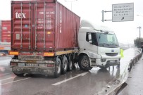 Bariyerlere Çarpan Tırın Sürücüsü Burnu Bile Kanamadan Kurtuldu