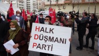 Evlat Nöbetindeki Aileler, HDP'nin Kapatılması İçin Yürüyüş Yaptı Haberi