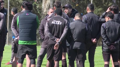 İzmir'de Hafif Ticari Araç 2 Otomobile Çarpıp Kaldırıma Çıktı, 1'İ Polis 3 Kişi Yaralandı