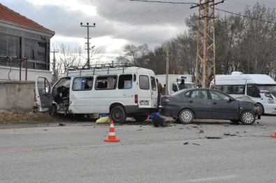 Otomobil İle Minibüs Çarpıştı Açıklaması 4 Yaralı