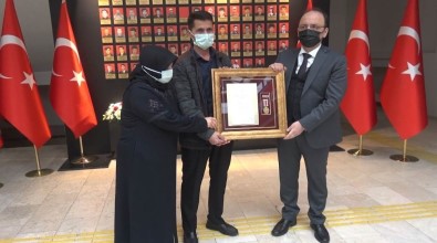 Şehit Furkan Yılmaz'ın Ailesine Övünç Madalyası Ve Beratı Takdim Edildi