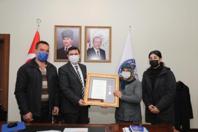 Şehit Hüseyin Mertoğlu'nun Ailesine Devlet Övünç Madalyası