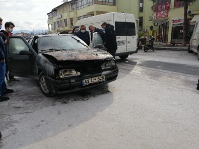 Seyir Halindeki Otomobil Alev Alev Yandı