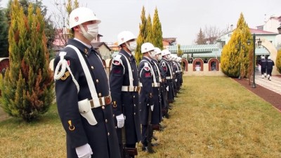 Uşak'ta Yolcu Otobüsündeki Bir Kişinin Çantasında 4 Bin 536 Sentetik Ecza Hap Ele Geçirildi