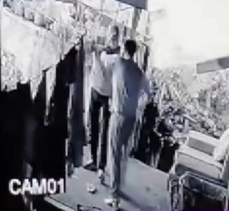 Zile Basarak Kontrol Yapan Hırsızlık Şüphelisini Yakalayıp Dövdü