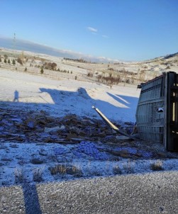 Devrilen Tırdan Tonlarca Fayans Tarlaya Savruldu