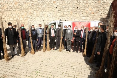 Ergani Ve Çermik'te 120 Çiftçiye 3 Bin Adet Dut Fidanı Dağıtıldı