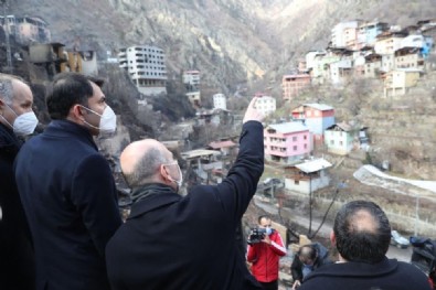 İçişleri Bakanı Süleyman Soylu ve Çevre ve Şehircilik Bakanı Murat Kurum 60 hanenin yandığı Dereiçi Köyü'nde