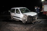 Mardin'de Kamyonet İle Otomobil Kafa Kafaya Çarpıştı Açıklaması 8 Yaralı