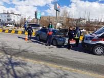 Otomobille Kamyonet Çarpıştı Açıklaması 2 Yaralı