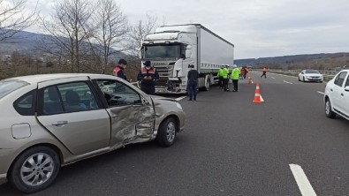 Tır İle Otomobilin Karıştığı Kazada 2 Kişi Yaralandı