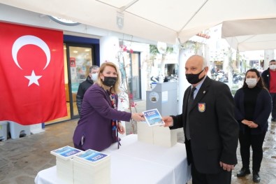 Yaşlılara Saygı Haftası'nda Cevat Şakir Kitabı Hediye Edildi