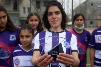 Yılın En İyi Kadın Sanatçısı Aydilge'nin Ödülü Vanlı Kızlara