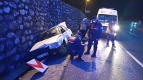 Yoldan Çıkan Otomobil Yön Levhasına Çarparak Durdu Açıklaması 3 Yaralı Haberi