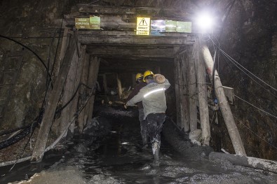 Çanakkale'de Madende Göçük Altında Kalan İşçiyi Arama Çalışmaları Sürüyor