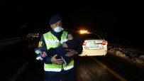 Muş'ta Tipide Aracı Arıza Veren 5 Kişilik Ailenin Yardımına Mehmetçik Koştu