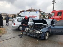 Sakarya'da 2 Otomobil Çarpıştı Açıklaması 3 Çocuk Yaralı