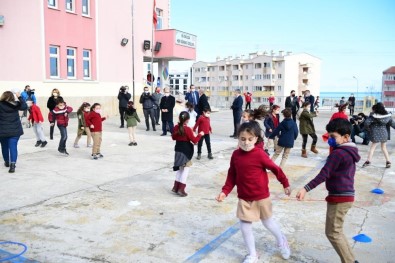 Trabzon'da Öğrenciler Kolbastı Eşliğinde Sınıflarına Girdi