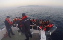 Yunanlıların Denize Bıraktığı 32 Mülteciyi Türk Sahil Güvenliği Kurtardı