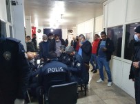 Adana'da Kahvehaneye Baskın Açıklaması 37 Kişiye Sokağa Çıkma Yasağından Ceza Kesildi