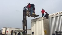 Avrupa'ya Kaçmak İçin Dorsede Sabahlayan Göçmenler Forkliftle Böyle Çıkarıldı Haberi