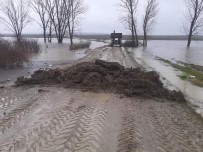 Edirne'de Yoğun Yağış Sebebiyle Köy Yolu Ulaşıma Kapandı
