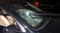 İzmir'de Polisten Kaçmaya Çalışan Sürücünün Aracı, Yaya Köprüsünün Korkuluklarına Çarparak Durdu
