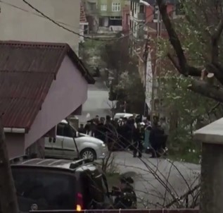 (Özel) İstanbul'da Pes Dedirten Görüntü Açıklaması Korona Tedbirlerini Hiçe Sayıp Yol Ortasında Halay Çektiler