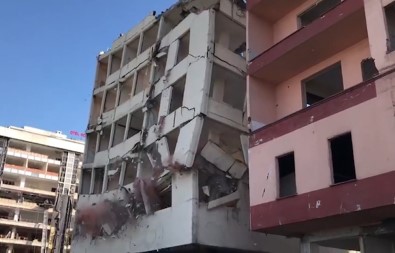 Rize'de Yıkımı Süren Binalar Kağıttan Yapılmış Kuleler Gibi Yıkılıyor