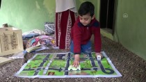 Hakkari'de Öğretmenler Karla Kaplı Köyleri Dolaşarak Çocuklara Eğitim Seti Dağıtıyor