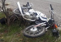 Motosiklet İle Otomobil Çarpıştı Açıklaması 1 Ağır 2 Kişi Yaralandı Haberi