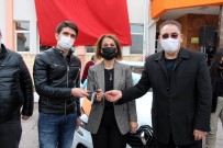 YKS Türkiye Birincisine Okulu Tarafından Otomobil Hediye Edildi