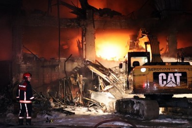 4 İş Yerinin Küle Döndüğü Yangın 3 Saat Sonra Kontrol Altına Alındı