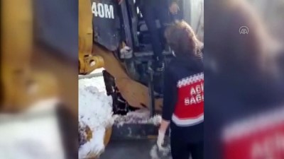 Ağrı'da Yolu Kardan Kapanan Mezrada Rahatsızlanan Kişi Greyderle Ambulansa Ulaştırıldı
