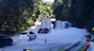 Brezilya'da Tıbbi Oksijen Taşıyan Tır Devrildi