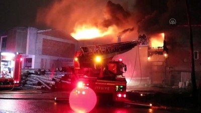 Sakarya'da Mobilyacılar Çarşısında Boyahanede Çıkan Ve İş Yerlerine Sıçrayan Yangına Müdahale Ediliyor