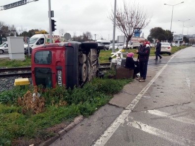 Samsun'da Hafif Ticari Araç Demir Yolu Kenarına Devrildi Açıklaması 1 Yaralı