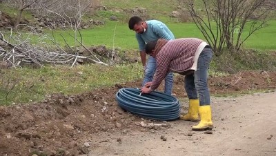 Şanlıurfa'da Su Sorunu Yaşayan Okul İçin Komşu Mahalleden İmece Usulü Su Hattı Çekiliyor